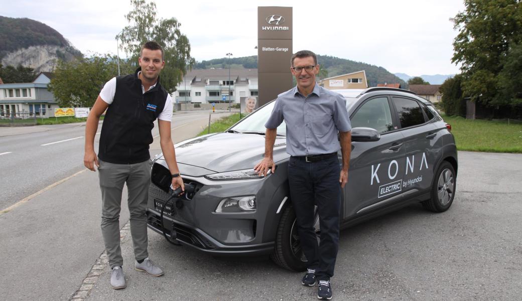 Michael Büchel (links) und Daniel Büchel stellen den neuen All-New Hyundai KONA electric vor.