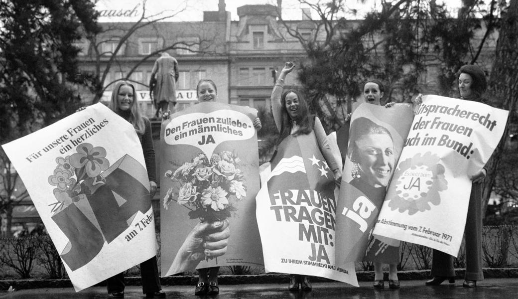 Junge Frauen posieren am 26. Januar im Vorfeld der nationalen Abstimmung vom 7. Februar 1971 zum Frauenstimmrecht auf Bundesebene mit Ja-Plakaten in Zürich. Die Vorlage wurde vom männlichen Stimmvolk mit 65,7 Prozent Ja-Stimmen angenommen.