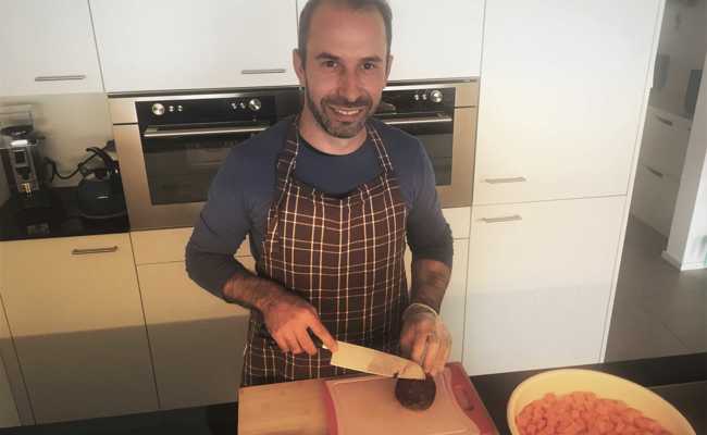 Er kündigte seinen Bürojob und ist mit 40 wieder Praktikant