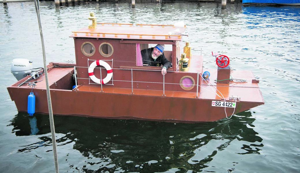 Es schwimmt! Emil Balmer nach der Einwasserung seines Boots Maryann im Rorschacher Hafen. Er hat es selbst gebaut.