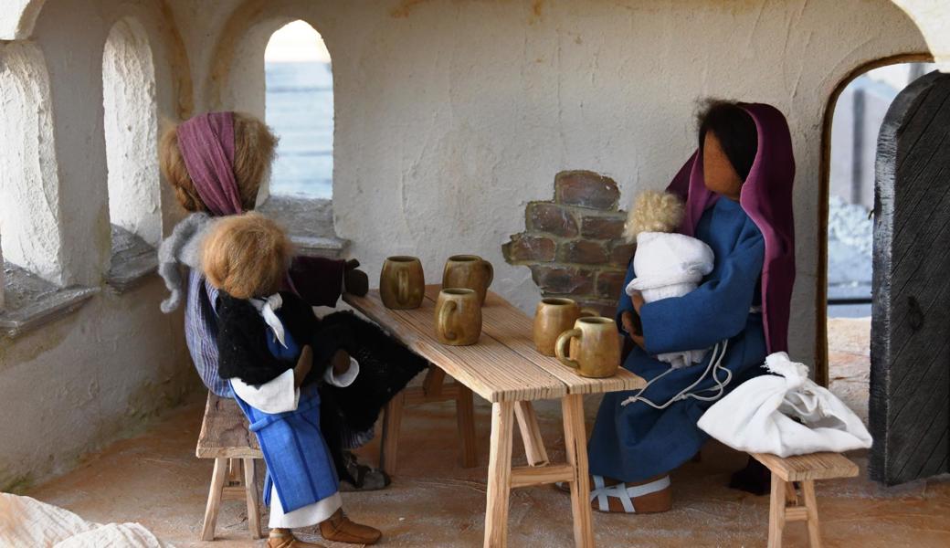 Zwei Frauen und ihre Kinder in ihrem Zuhause in Jerusalem.