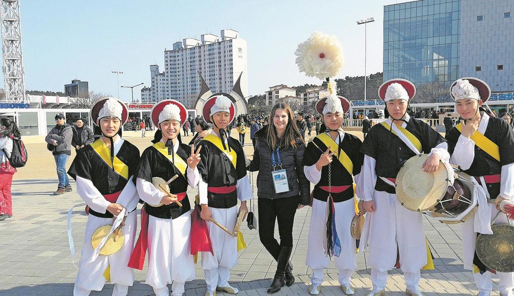 Sarah Baumgartner in Pyeongchang mit einer Gruppe Südkoreaner in Trachten.