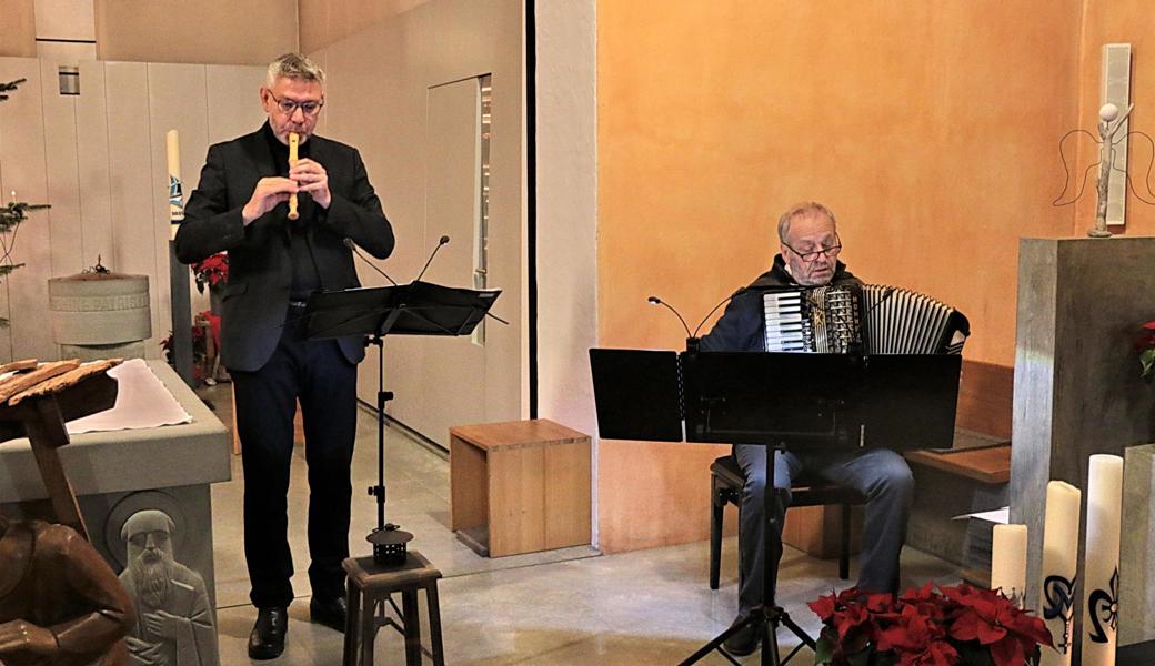 Hanspeter Küng (Blockflöte) wurde von Franz Pfab für einmal auf dem Akkordeon statt auf der Orgel begleitet.