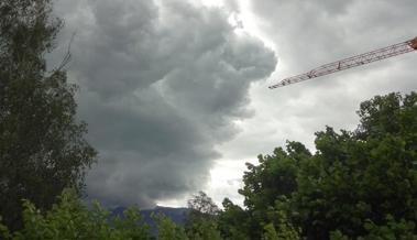 Dunkle Wolken ziehen auf