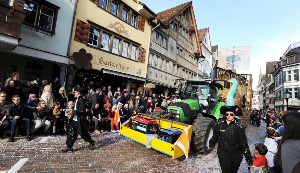 Die Partywölfe Rheintal fuhren diese Fasnacht mit einem Piratenschiff an den Umzügen auf, hier in Altstätten.