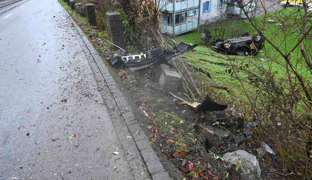 Das Auto rutschte den Abhang hinunter und überschlug sich.