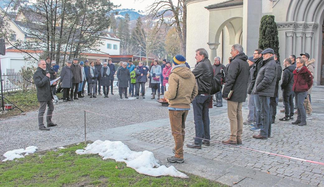 Das neu gestaltete Areal der evangelischen Kirche nennt Präsident Roger Benz (links) einen Ort der Begegnung.