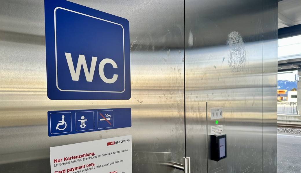 Modern, sauber, aber kompliziert für Barzahler: Das WC am Altstätter Bahnhof