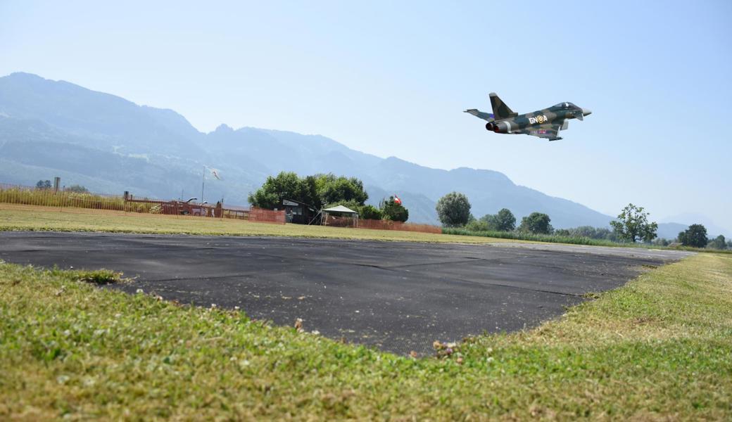 Michael Rädlers elektrisch betriebener Eurofighter absolvierte den Erstflug und landete danach sicher auf dem «Widnau-Airport» des MSFC. Mittlerweile verfügen die meisten Flugmodelle der MSFC-Mitglieder über Elektromotoren. 