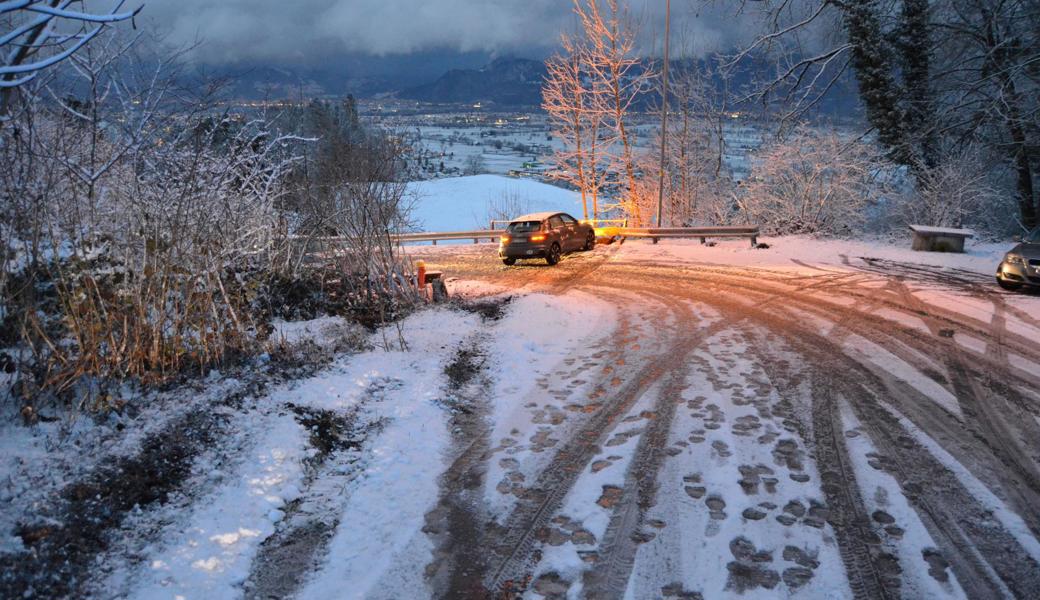 Auf schneebedeckter Fahrbahn kam das Auto von der Strasse ab.