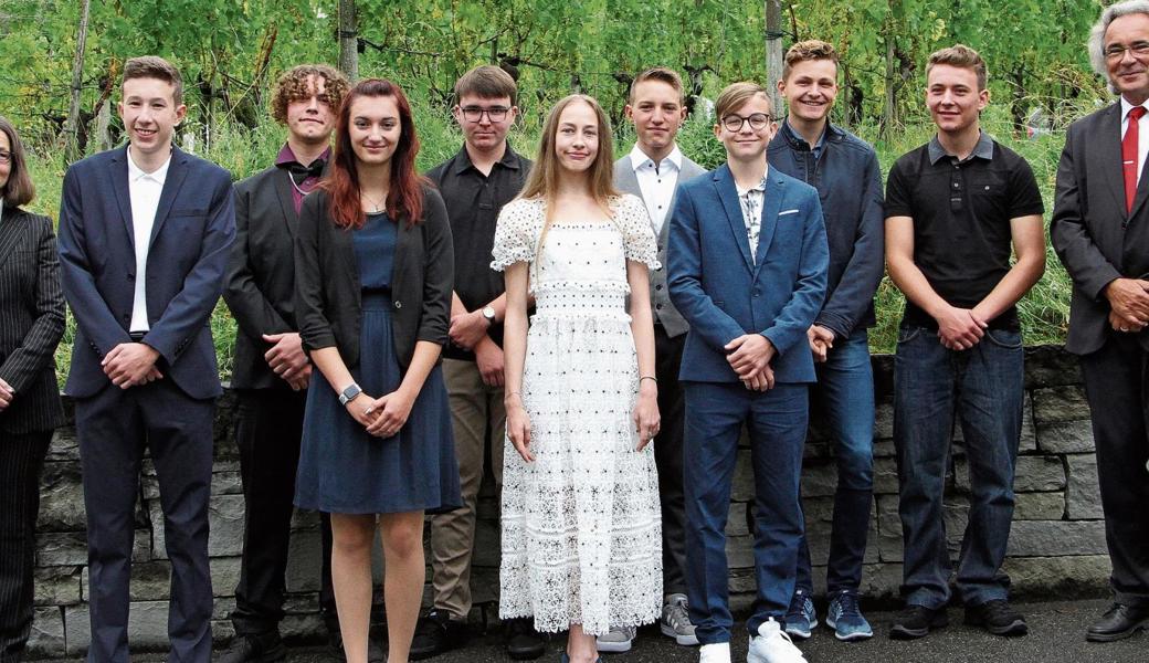 Pfarrerin Ute Neef (von links), Noah Baumgartner, Nico Blantas  Michelle Allemann, Jann Baumgartner, Anastasia Weder, Sandro Städler, Yanik Thurnherr, Valentin Appert, Pascal Steiger und Pfarrer Martin Böhringer. 