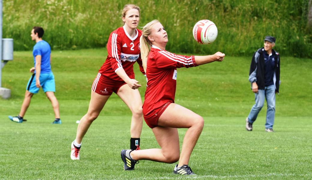 Die Widnauerin Jamie Bucher (links) und die Berneckerin Katrin Lüchinger, beide spielen beim SVD Diepoldsau, gehören zum Schweizer Kader für das Grenzlandturnier.