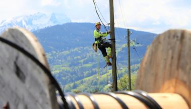 Glasfasern in luftiger Höhe installiert