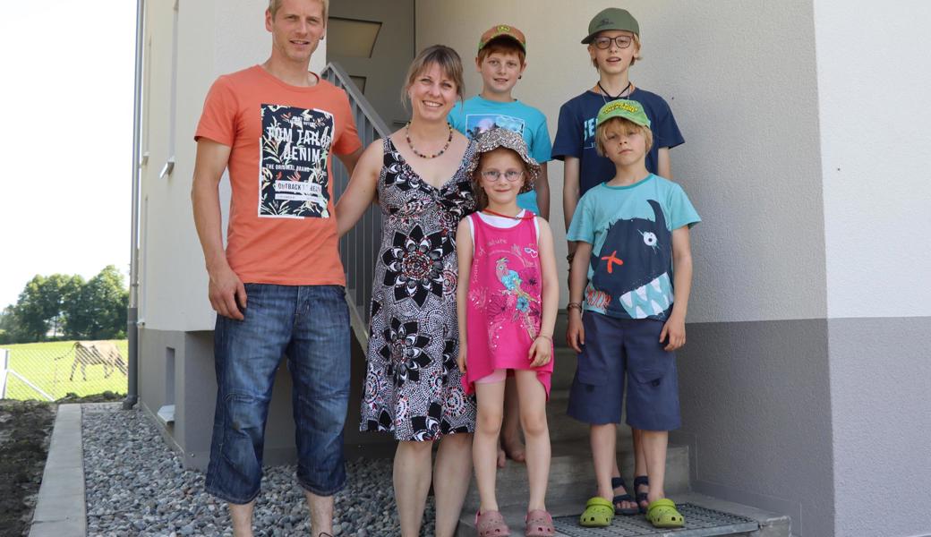Die Willis freuen sich auf den bevorstehenden Umzug von Flums nach Diepoldsau: Vater Ewald und Mutter Deborah mit (hinten v. l.) Ilay und Silas sowie (vorne v. l.) Salome und Levio.  