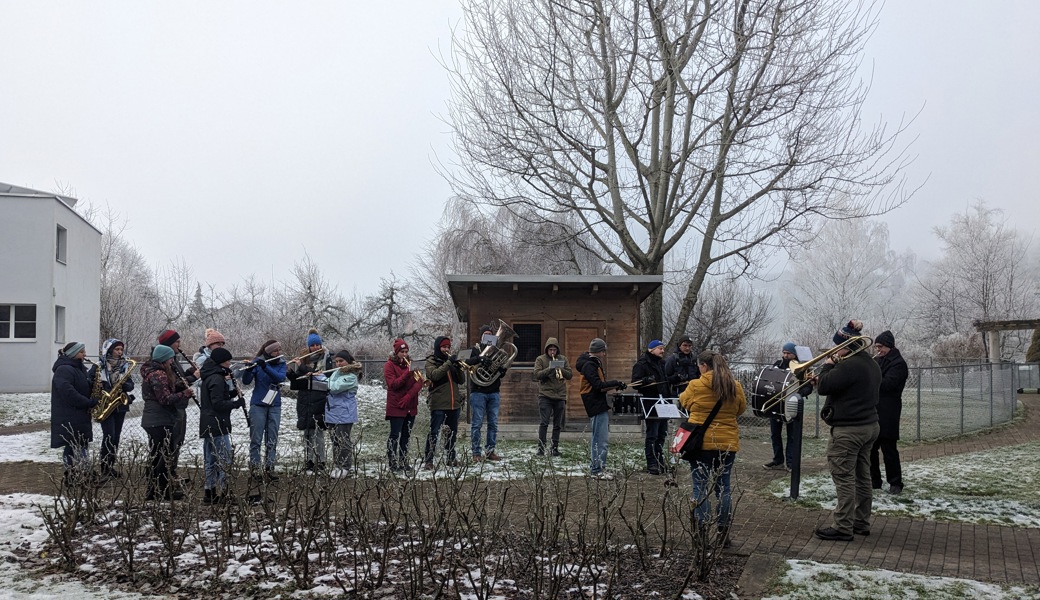 Beim traditionellen Silvesterle werden die Bewohnerinnen und Bewohner der Alterswohnungen mit schönen Klängen geweckt