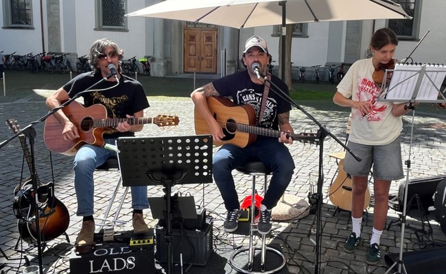 Musikgenuss beim Samstagbummel: Freiluftbühne beim Rathausplatz