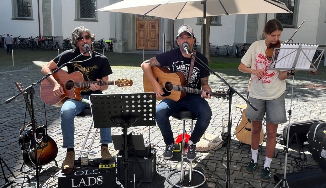 Musikgenuss beim Samstagbummel: Freiluftbühne beim Rathausplatz
