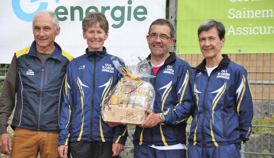 Monika und Mario Ammann gewinnen zusammen mit Isabelle und Jürg Hellmüller (von rechts) an der Sprintstaffel-Schweizer-Meisterschaft in Zwingen BL. 