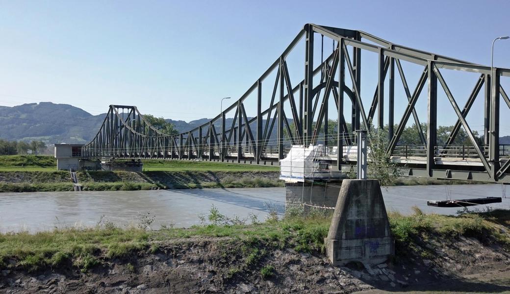 Die Alte Rheinbrücke ist stellenweise eingepackt. Das stählerne Tragwerk wird in den nächsten Wochen sanft saniert.