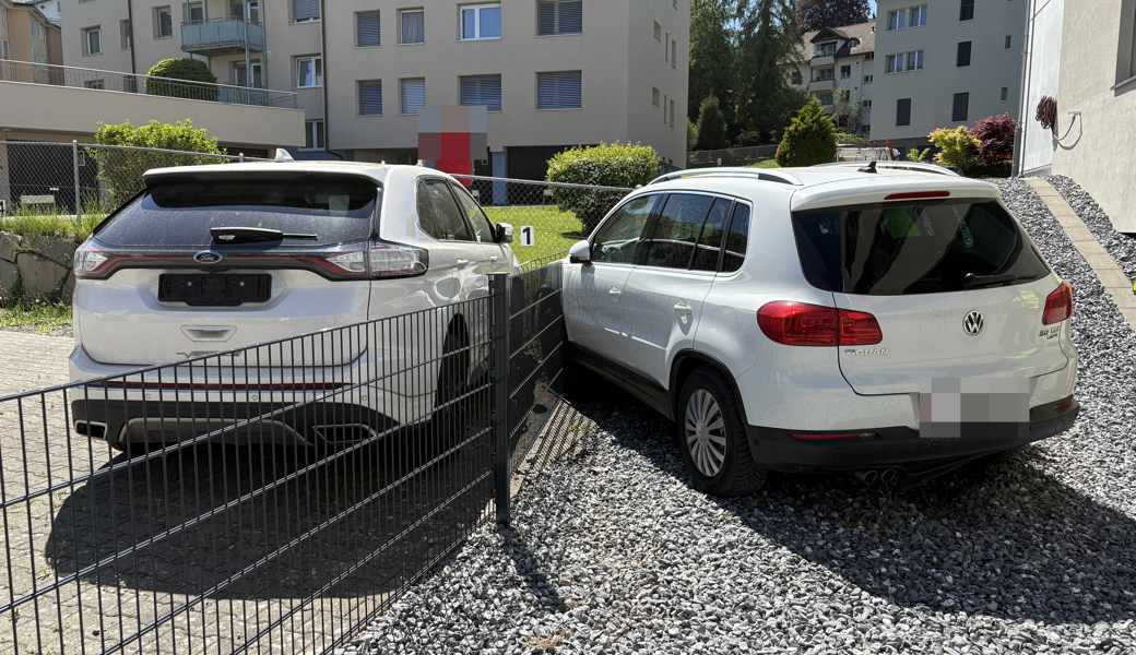62-Jährige Lenkerin prallt in parkierte Autos und durchbricht Zäune