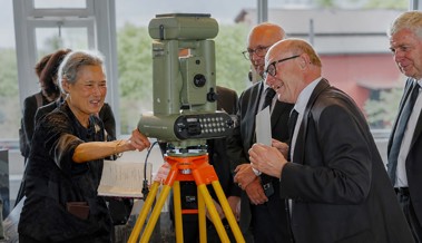 Königlicher Besuch bei Leica Geosystems: Thai-Prinzessin interessiert sich für Technologie