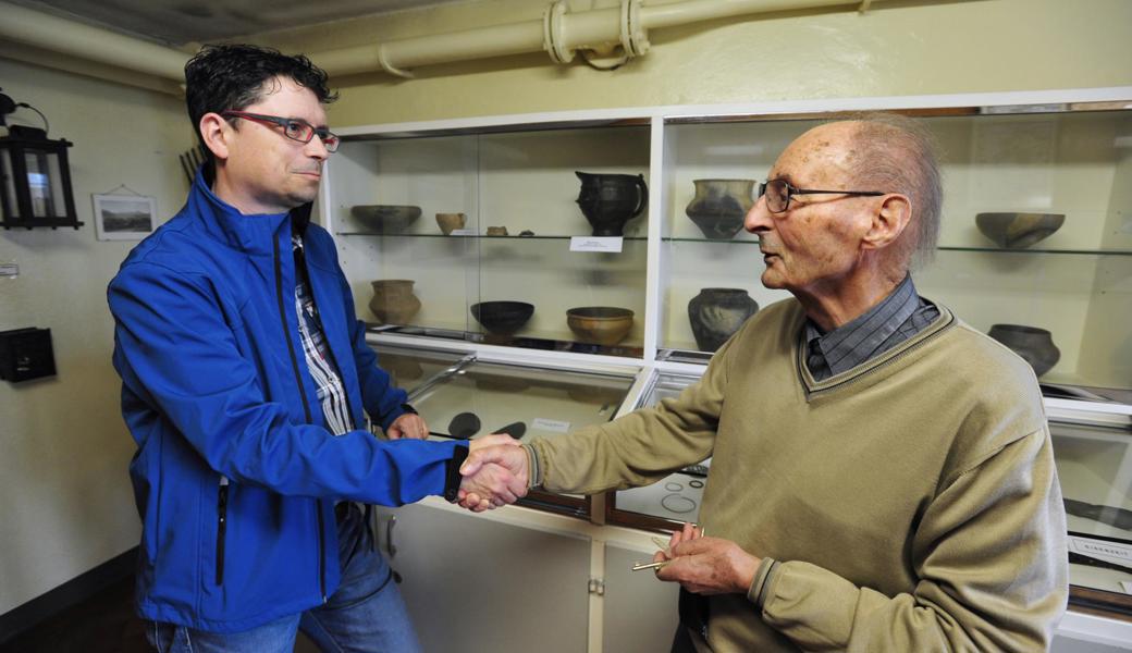 2015 übergab Alois Loser (rechts) die Schlüssel des während vielen Jahren von ihm betreuten Montlinger Museums in jüngere Hände. Er freute sich, in Claudio Senn einen Nachfolger gefunden zu haben, der das Museum in seinem Sinn weiterführt.