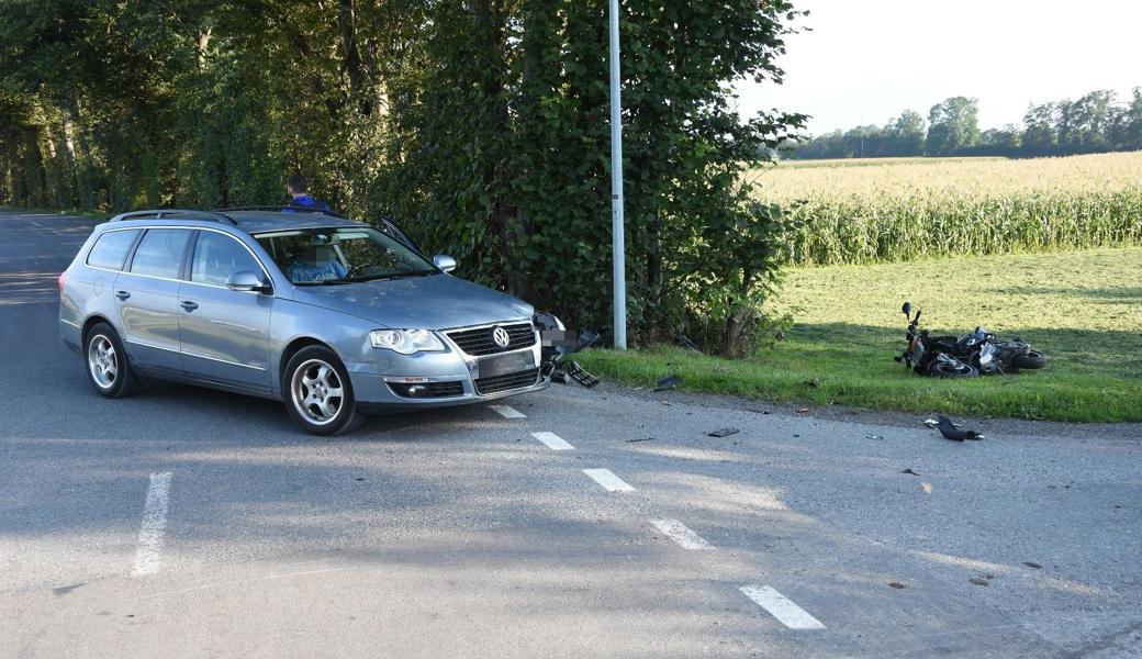 Der Autofahrer übersah beim Abbiegen den Roller.