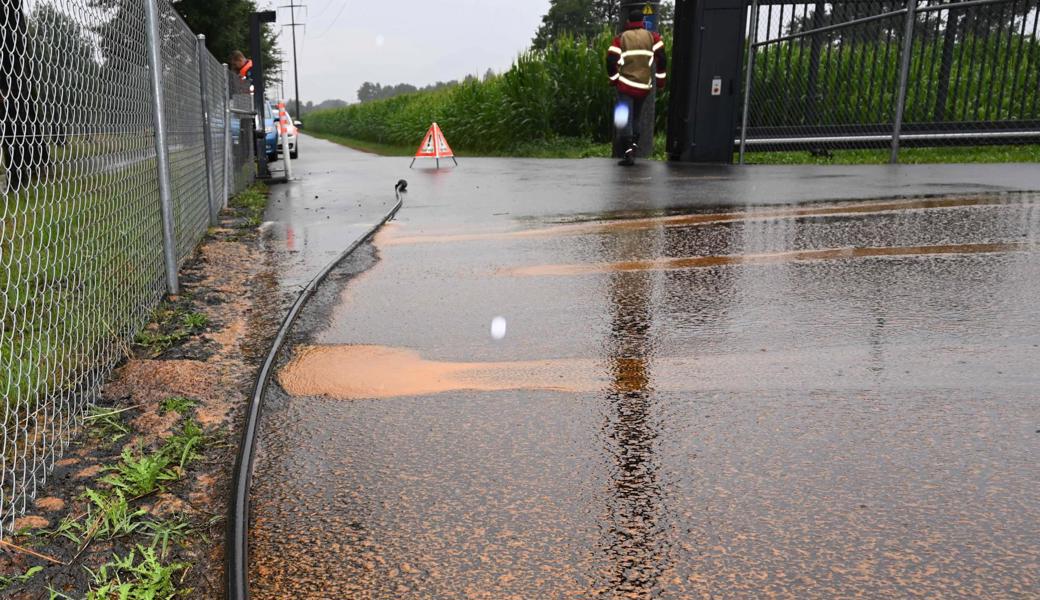 Die Feuerwehr konnte die Flüssigkeit auffangen und abpumpen.