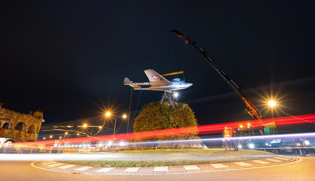 In der Nacht auf Samstag wurde die Vampire mit Hilfe eines Kranes auf den Airport-Kreisel gehoben.