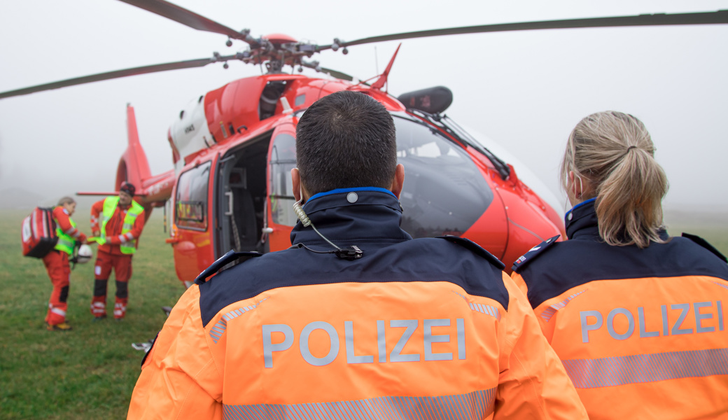 Arbeiter lädt mit Kran Marmorplatten um – plötzlich lösen sich diese