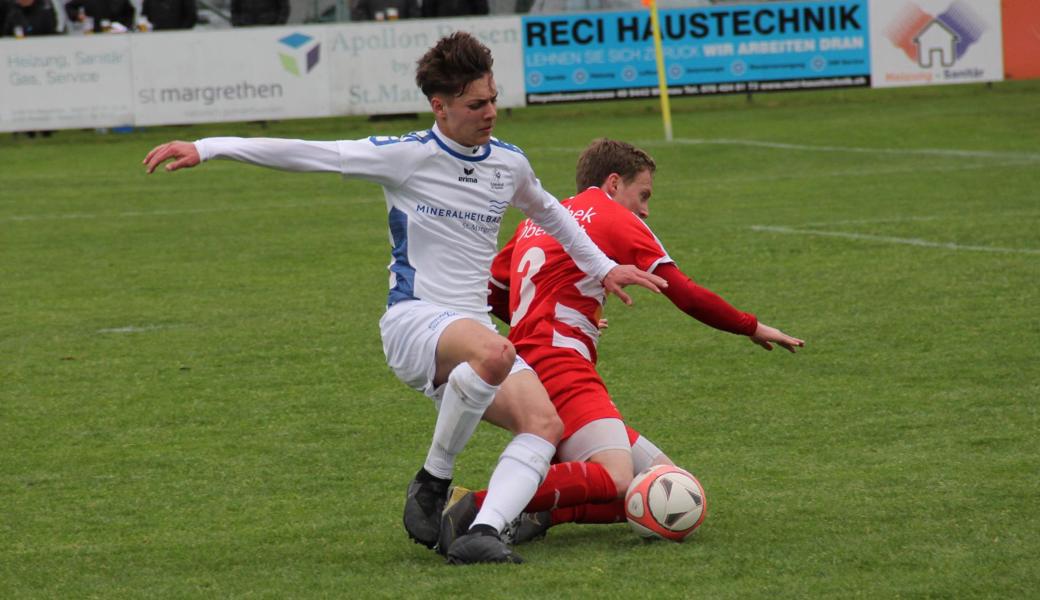 St. Margrethens junger Stürmer Erolind Sylaj (links) und seine Kollegen fegten am Samstag den FC Montlingen (mit Sandro Walt) vom Platz. 