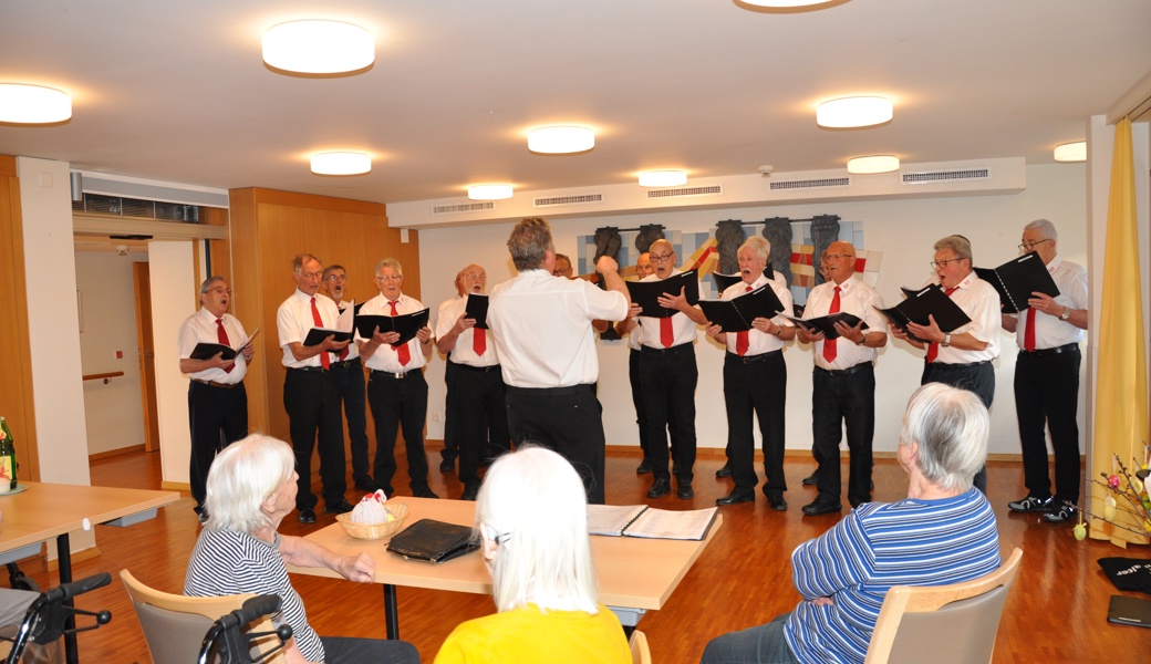 Der Leica-Chor unter der Leitung von Martin Lechner erfreute die Pensionärsfamilie im Bernecker Altersheim Städtli.