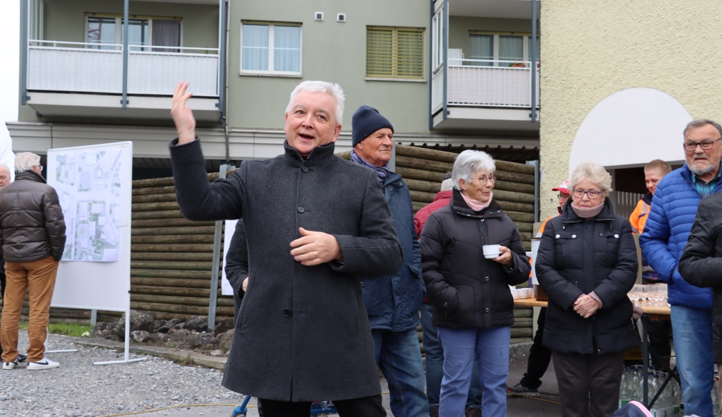 Der Diepoldsauer Gemeindepräsident Roland Wälter informierte über den Stand der Arbeit bei der Zentrumsbaustelle.