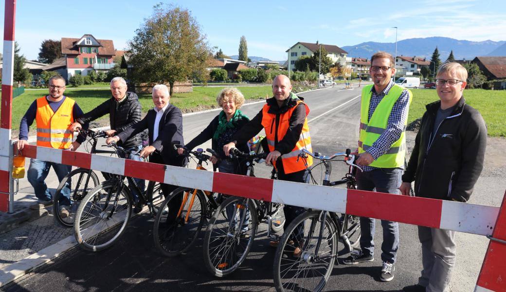 Bei der Eröffnung des Velowegs (von links): Michael Bühler (Bänziger Partner), Hansruedi Schümperli (Verkehrskommission) Roland Wälter (Gemeindepräsident), Claudia Aeberhard (Verkehrskommission), Daniel Litscher (Kantonale Fachstelle Fuss- und Veloverkehr), Christoph Hutter (Leiter Technische Betriebe), Jürg Buschor (Projektleiter Hoch- und Tiefbau).