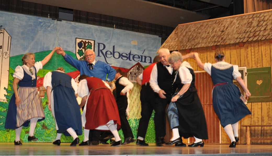 «Liebe liegt in der Luft»: Volkstanzabend in der Progyhalle begeistert mit Tanz und Theater