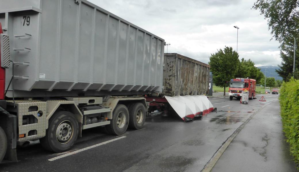 Der Fussgänger geriet unter die Lastwagen-Kombination.