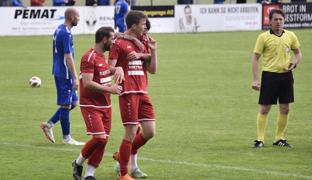 Jubel bei den Montlingern: Mittelfeldspieler Nando Lüchinger (Mitte) hat das 2:0 markiert, seine Teamkollegen Valdet Istrefi (links) und Menderes Caglar freuen sich mit dem Torschützen.