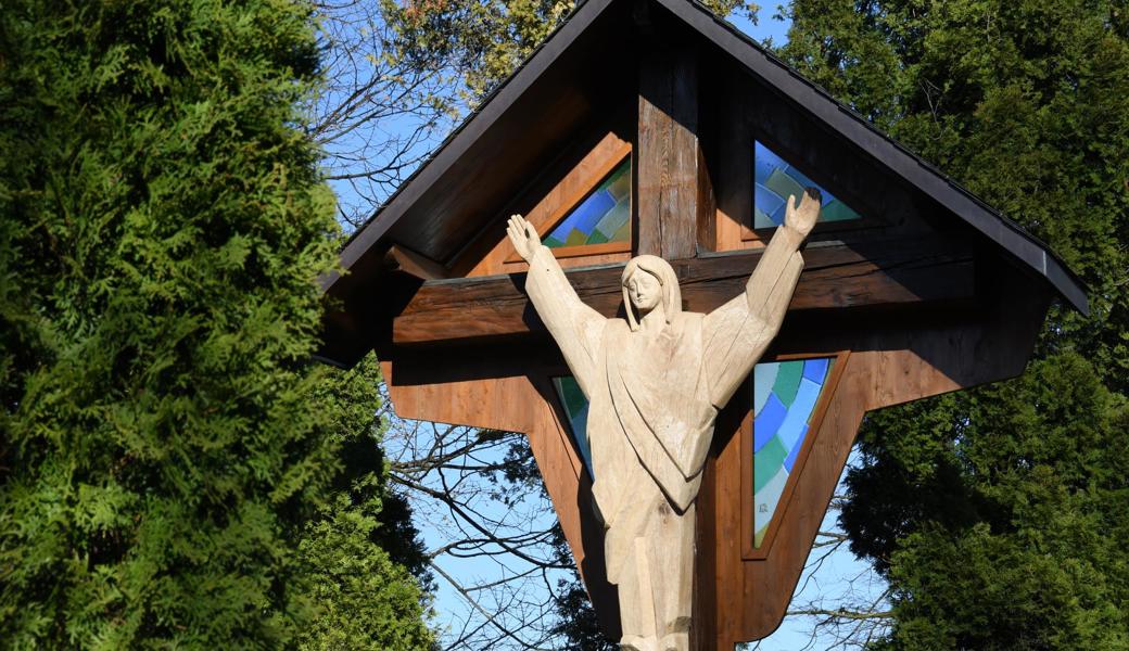Das Missionskreuz hat der Altstätter Holzbildhauer Robert Hangartner geschnitzt. Der Korpus stellt den auferstanden Jesus Christus dar. 