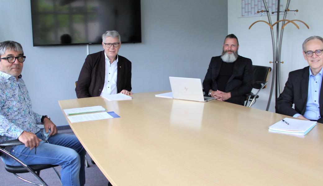 Eine GV im Sitzungszimmer (v. l): Protokollführer Rolf Zollinger, Verwaltungsratspräsident Urs Schneider, CEO Daniel Ettlinger und Treuhänder Kurt Stocker.