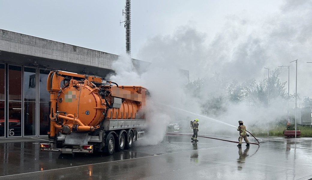 Sauglastwagen in Brand geraten – 40'000 Franken Schaden
