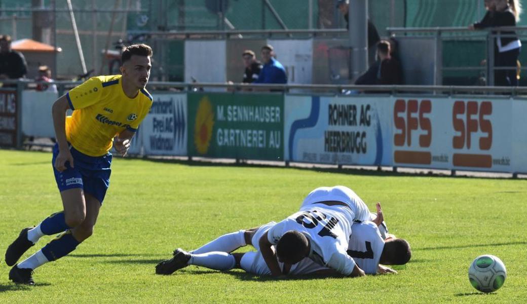 Das mögen die Au-Bernecker: Gegner wie hier vom FC Arbon, die sich gegenseitig über den Haufen rennen.