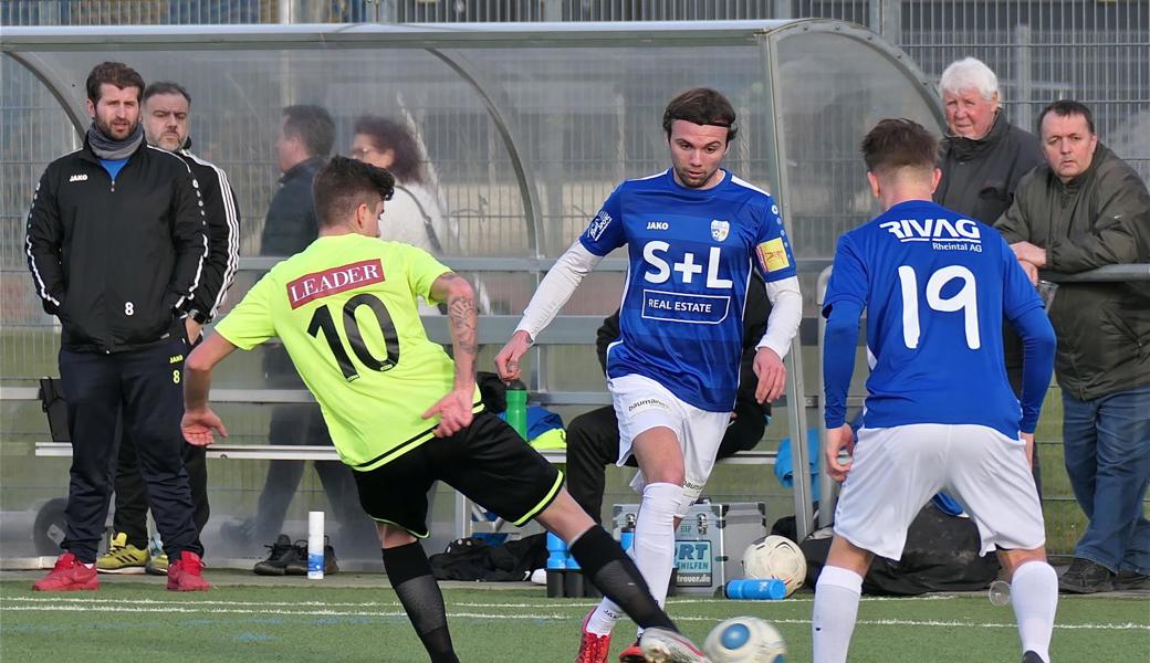 Die Youngsters vom Turniersieger FC Widnau, hier Kamil Techt (Mitte) und Daniele Varano, waren meist einen Schritt schneller am Ball. 