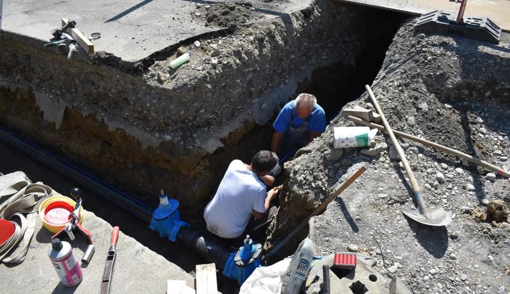 Wasserschieber und Verbindungen müssen gesetzt werden.