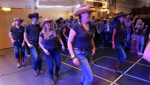 Cowgirls, Cowboys und Spass beim Line-Dance am Countryfest der Feuerwehr