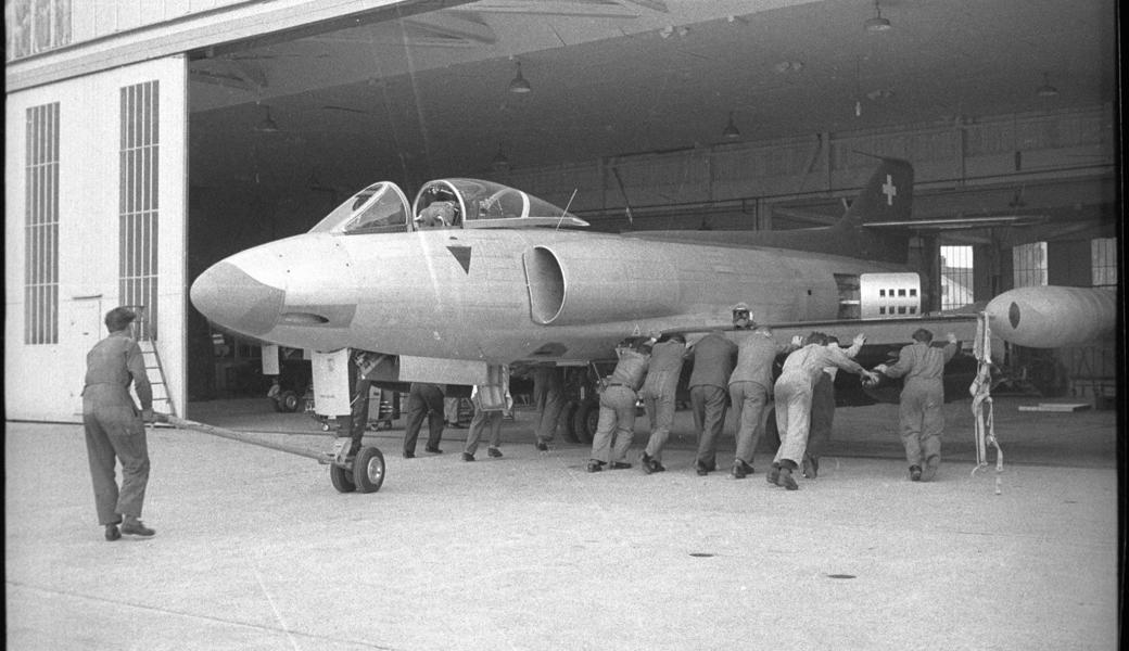 Der Kampfjet P-16 mit Bodenpersonal, 1960.