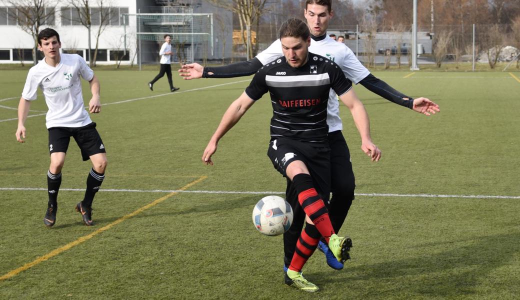 Rebsteins Philipp Baumgartner (in Schwarz) ist vor dem Gegner am Ball.