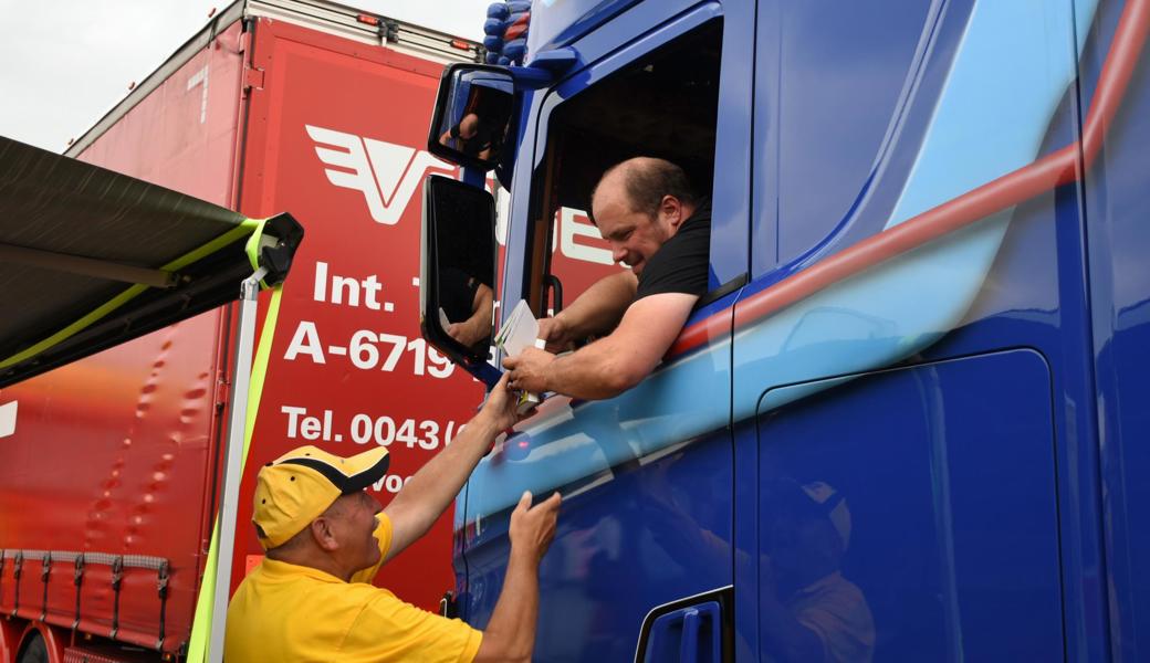 Jeder Chauffeur hat von Urs Fausch von der Trucker Church eine Bibel und gute Wünsche mit auf den Weg bekommen.