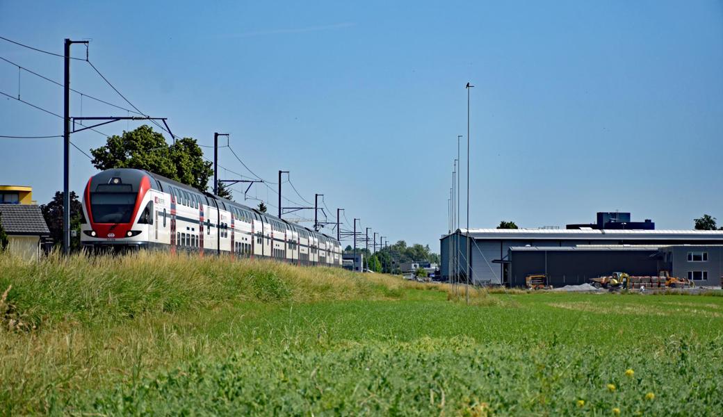 Zwischen Bahngleis und dem Neubau (Visiere) wollte die Locher Bewehrungen AG ihre neue Werkstrasse bauen. Diese ist im neuen Projekt gestrichen worden.