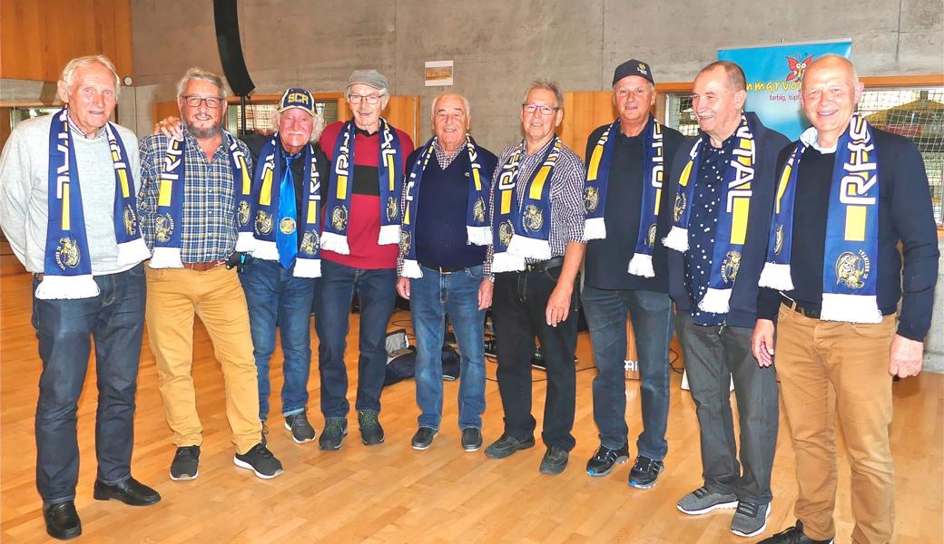 Die Eishockeycracks des damaligen SC Mittelrheintal, die vor 40 Jahren das Eröffnungsspiel gegen den HC Engiadina bestritten (v. l.): Gerhard Macho, Toni Weder, Hannes Köppel, Hampi Walser, Fritz Berhalter, Manfred Ritter, Rolf Maurer und Roland Hermann sowie Ueli Plüss.