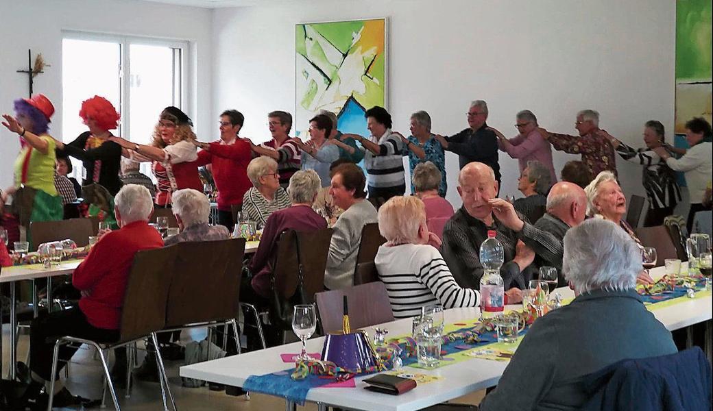 Fröhliche Stimmung am unterhaltsamen Senioren-Fasnachtshöck. 